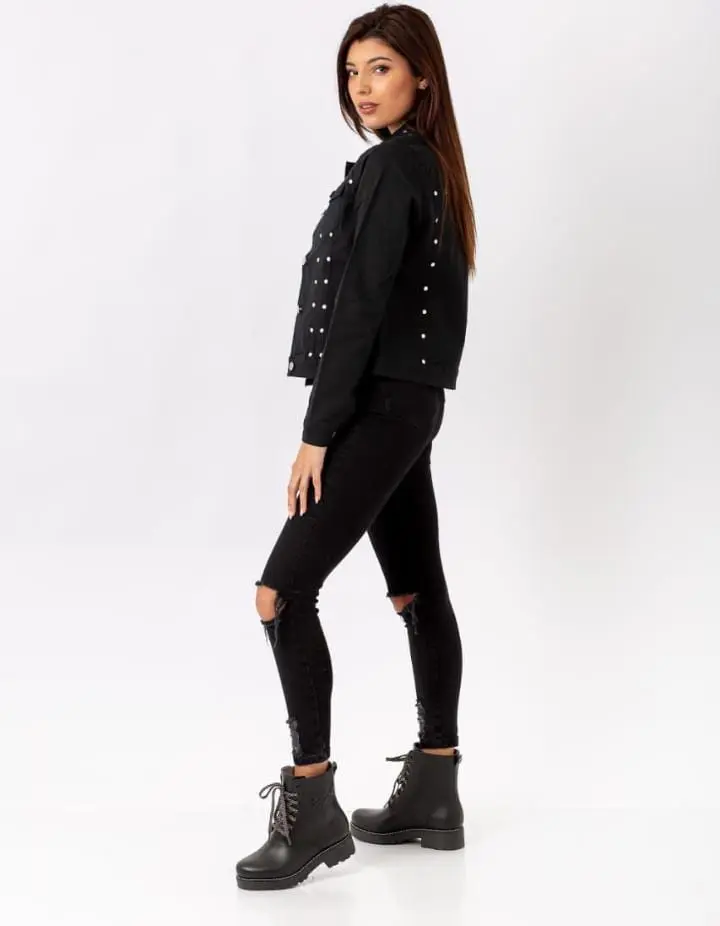 campera-gabardina-de-mujer-con-tachas.webp