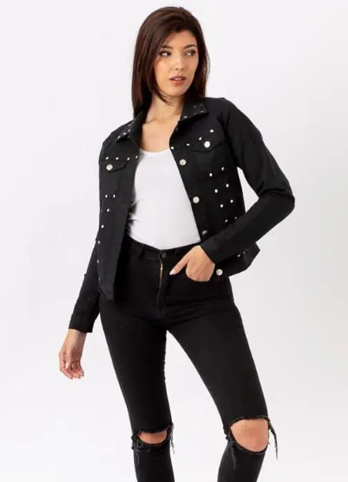 campera-gabardina-de-mujer-con-tachas.webp