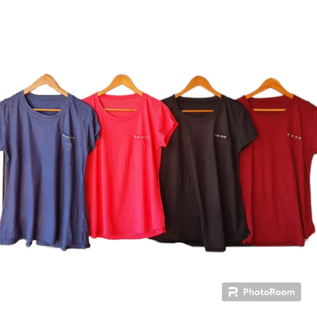 remera-con-tachas-viscosa-de-mujer.webp