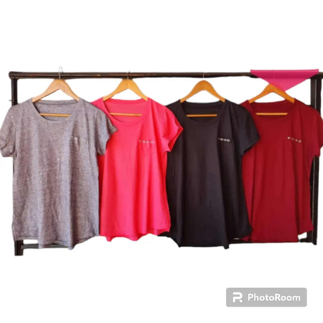 remera-con-tachas-viscosa-de-mujer.webp