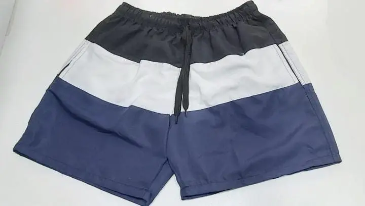 short-de-bano-bicolor-de-hombre.webp